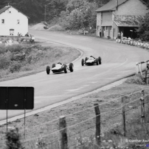 Jim devant Graham Hill (BRM)